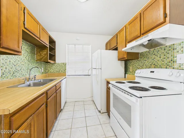 $825 | 104 Country, Unit A, Lafayette, LA 70508