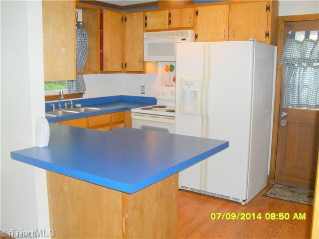 691 Allred Road Lexington, NC 27292 - Photo 3 of 16 Kitchen. Great kitchen with glass top stove, built in microwave, SBS frig and new paint!