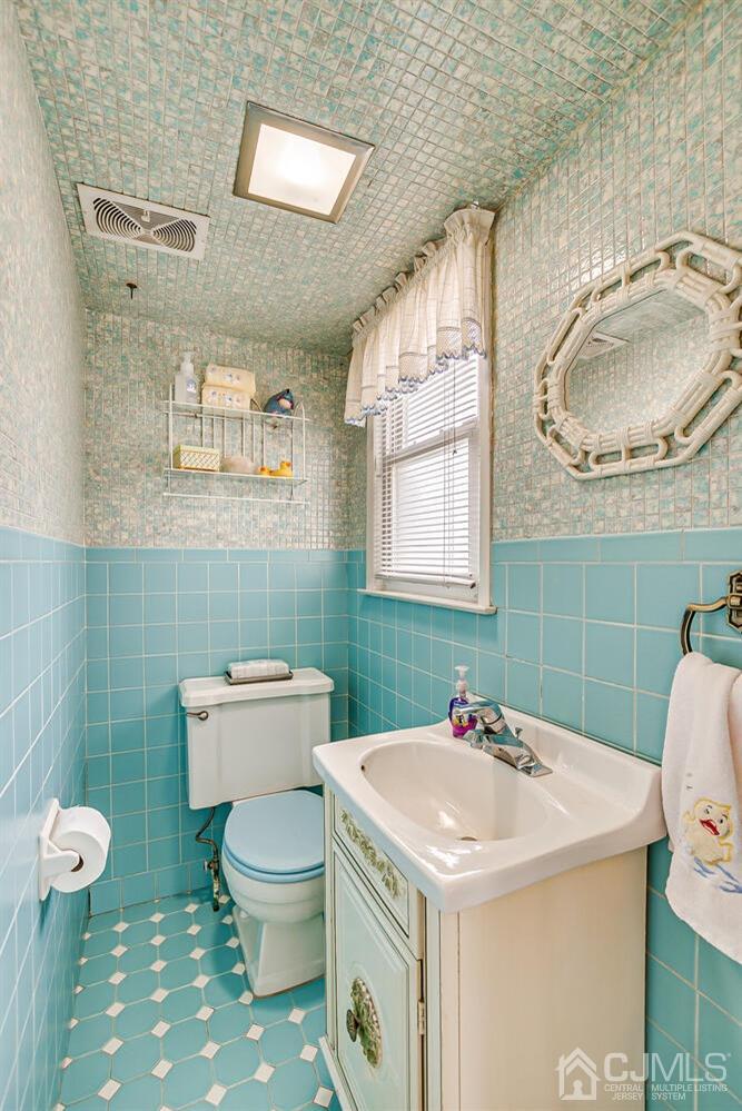 150 Vineyard Road Edison, NJ 08817 - Photo 11 of 33 a bathroom with a sink a toilet and a mirror
