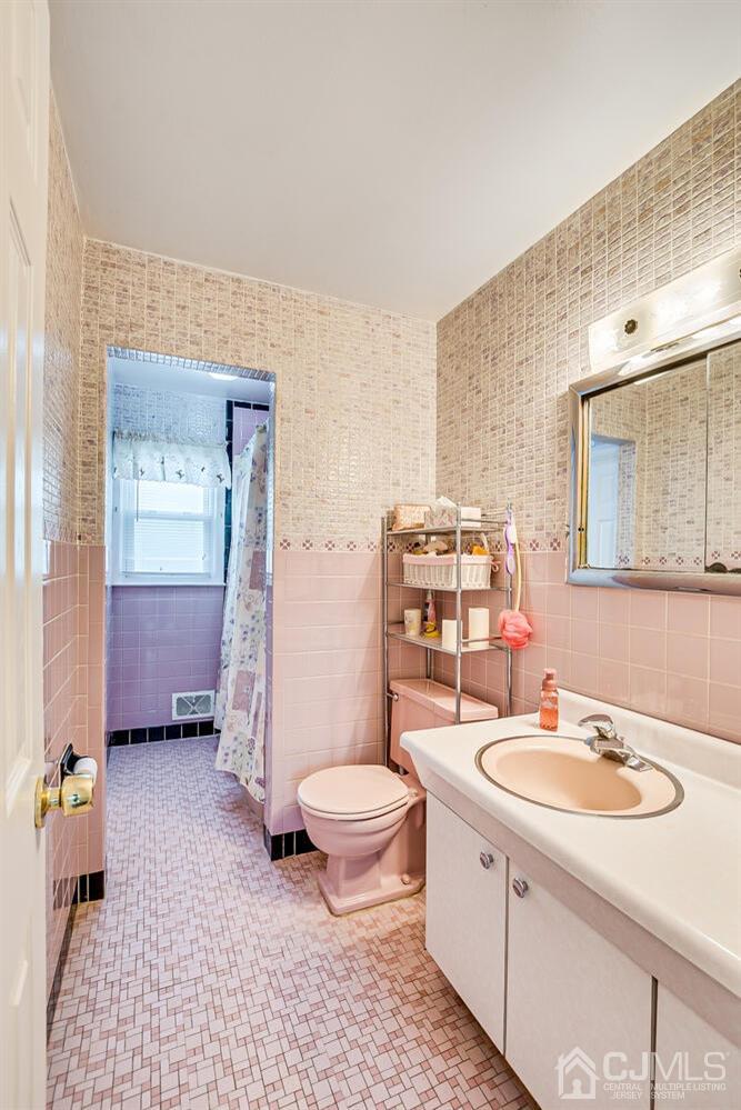 150 Vineyard Road Edison, NJ 08817 - Photo 28 of 33 a bathroom with a sink double vanity and a toilet