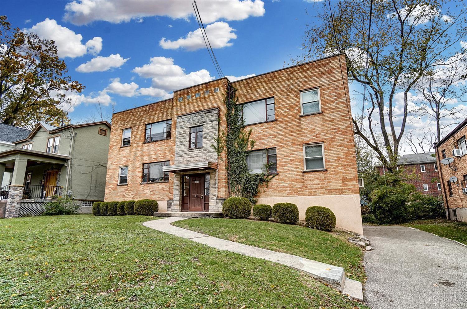 3374 Woodford Road, Unit 2 Cincinnati, OH 45213 - Photo 3 of 17