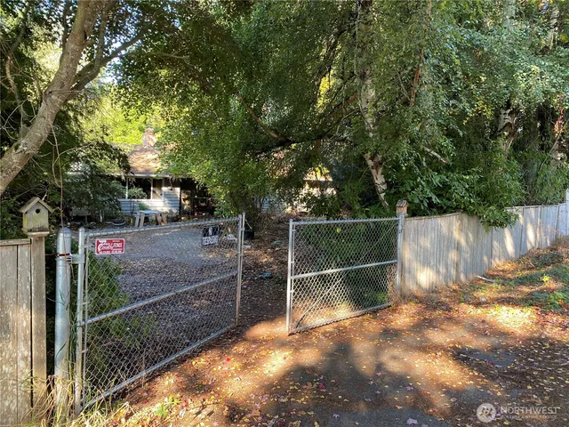 a view of a backyard
