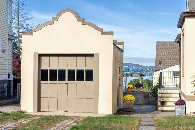 a view of entrance gate of the house