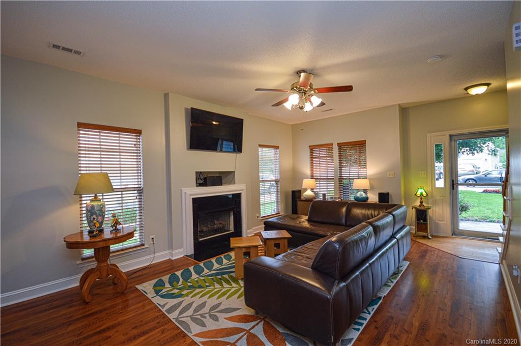 1019 Hipp Road Charlotte, NC 28216 - Photo 6 of 40 Gallery Image 6