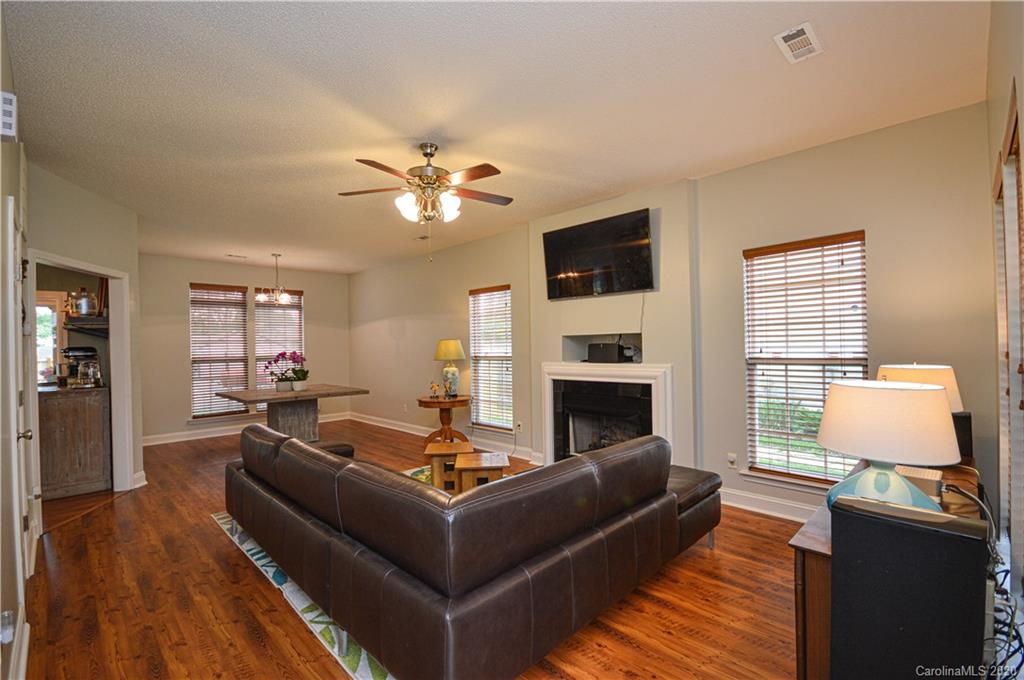 1019 Hipp Road Charlotte, NC 28216 - Photo 8 of 40 Gallery Image 8