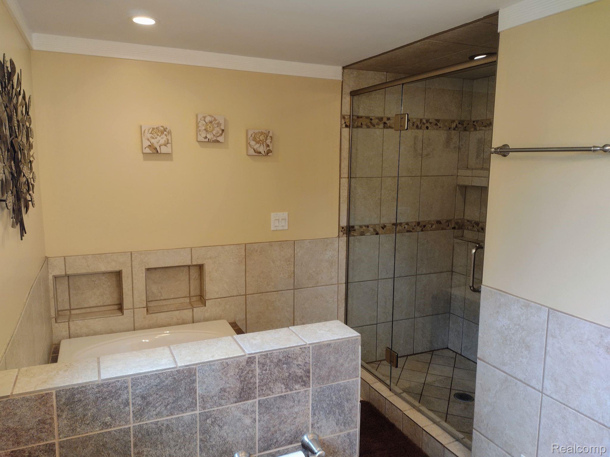 1200 Springview Drive Flushing, MI 48433 - Photo 4 of 24 4.jpg