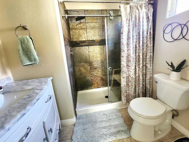 a en suite bathroom with a double vanity sink and a mirror
