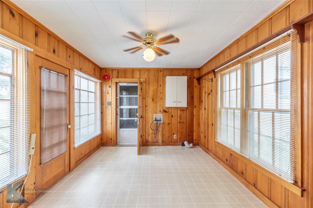 907 North Ave G Haskell, TX 79521 - Photo 17 of 40 a view of an entryway