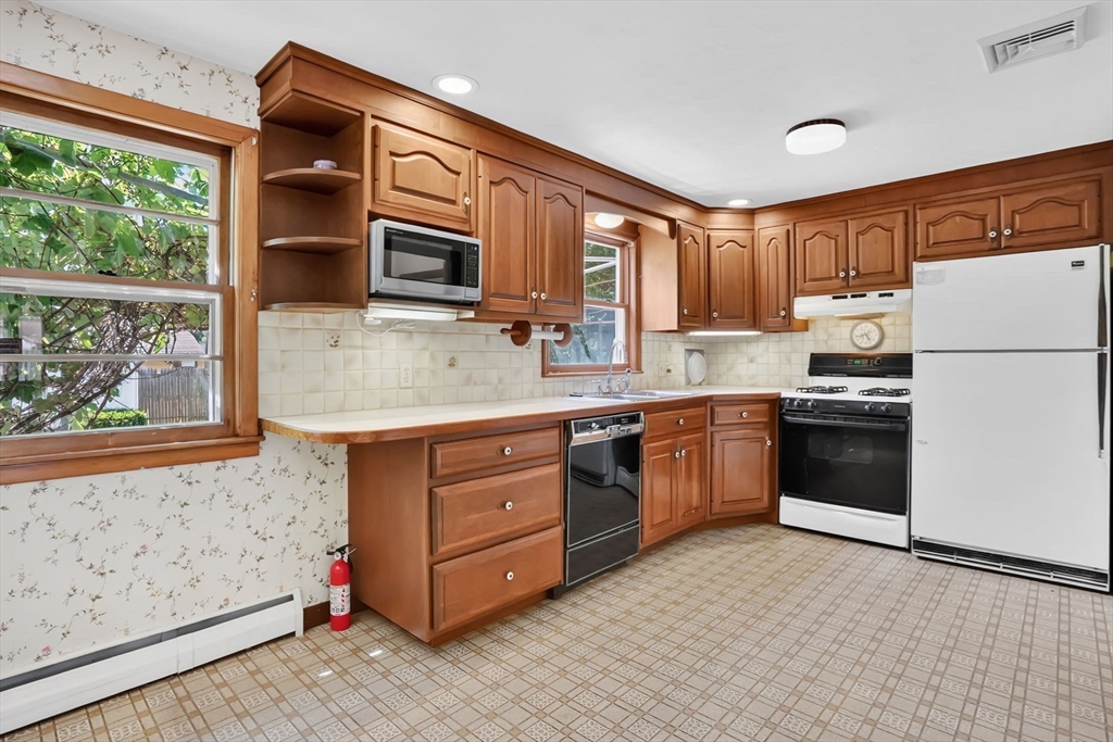 95 Wrenwood Street Springfield, MA 01119 - Photo 5 of 35