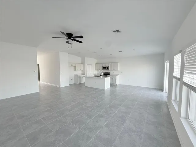 a view of empty room with a ceiling fan
