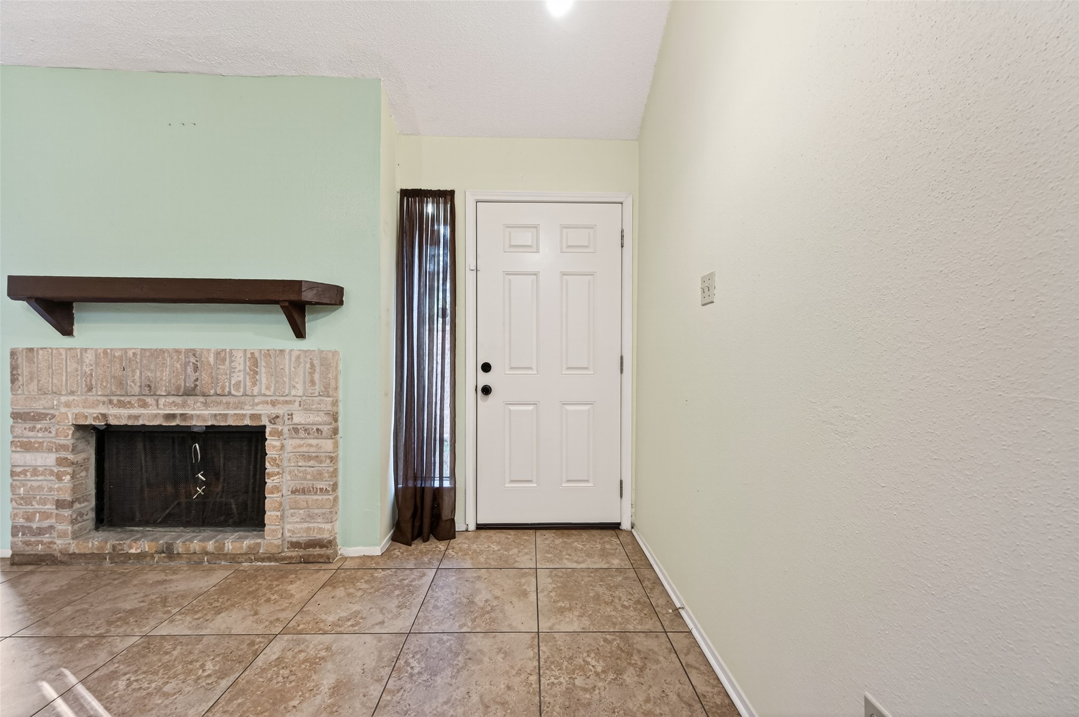 7082 Greenway Chase Street Houston, TX 77072 - Photo 9 of 43 a view of an empty room with a fireplace