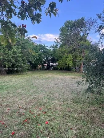 a view of a large yard with lots of green space