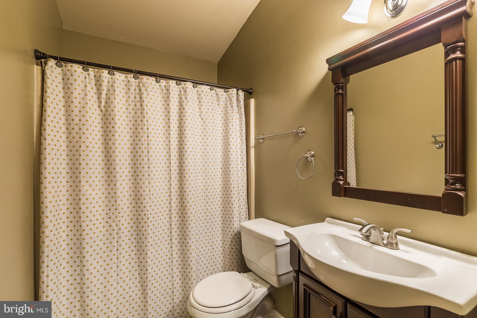 27 Ridge Road Stafford, VA 22556 - Photo 18 of 30 Second full bath on main level