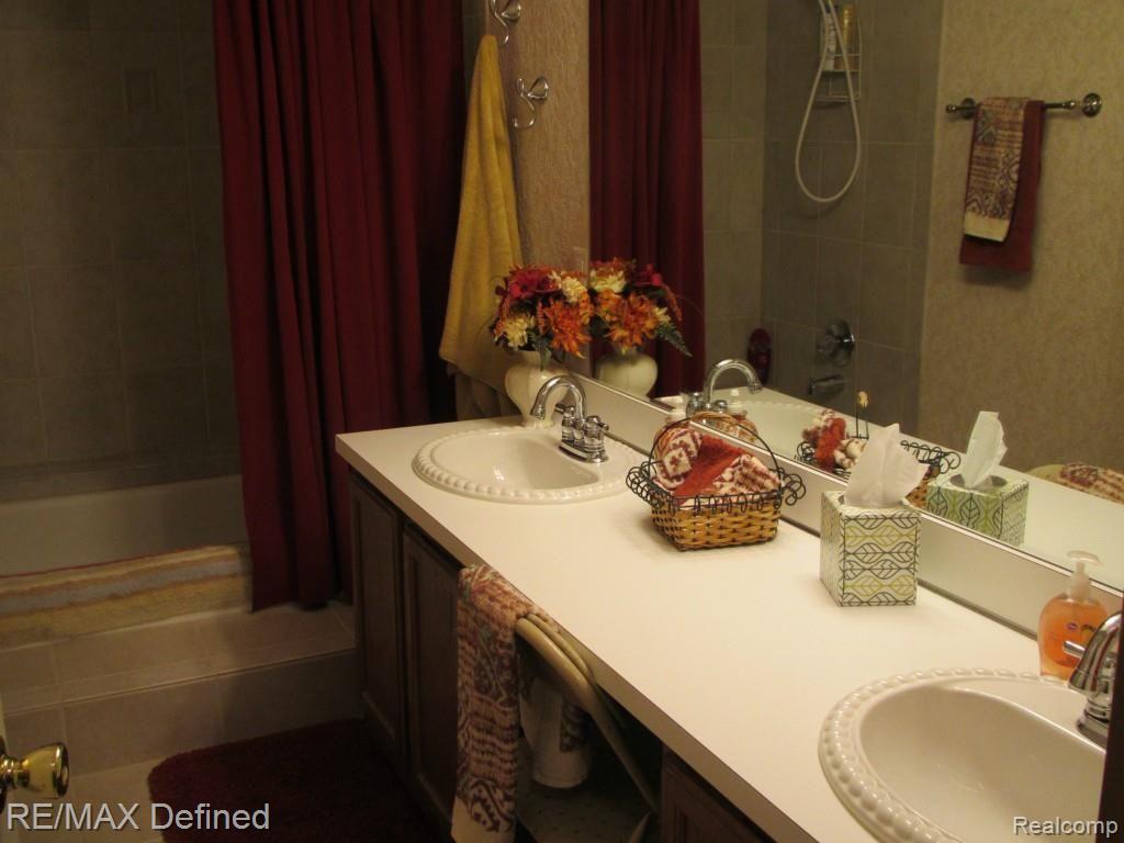 921 Milverton Road Troy, MI 48083 - Photo 6 of 15 IMG_1112.jpg