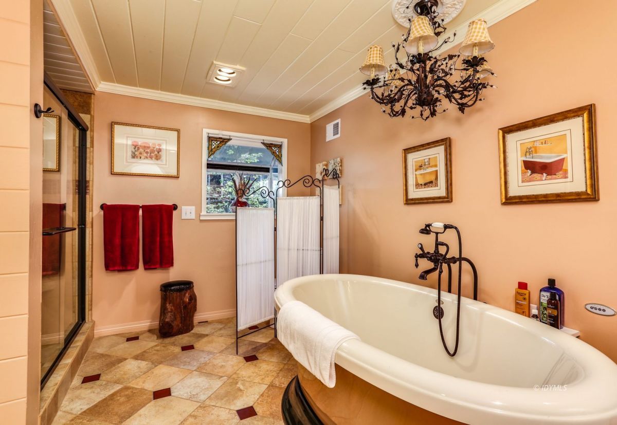 25891 Wayne Road Idyllwild, CA 92549 - Photo 33 of 72 a bathroom with a tub sink and mirror