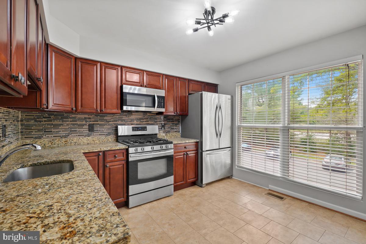 46734 Graham Cove Square Sterling, VA 20165 - Photo 10 of 31