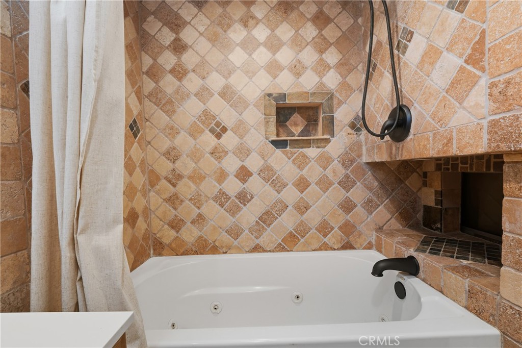 6070 East Summit Court Anaheim Hills, CA 92807 - Photo 31 of 60 a bathroom with a bathtub