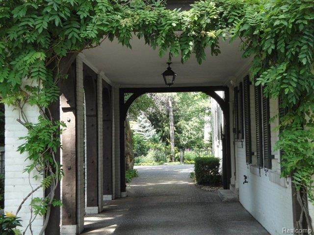 354 Provencal Road Grosse Pointe, MI 48236 - Photo 11 of 15 Portico