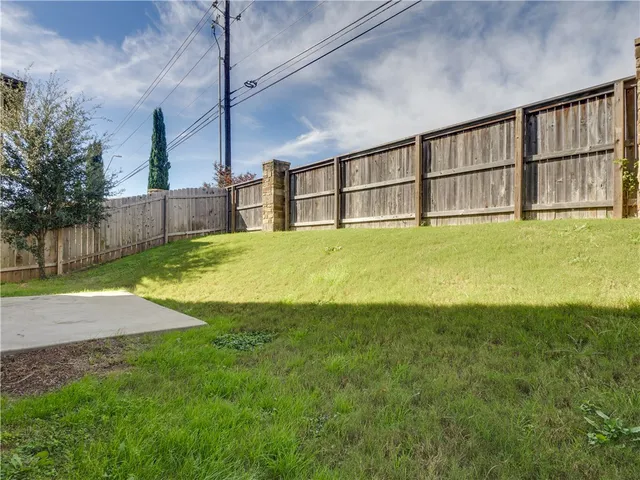 a view of an house with backyard and swimming pool