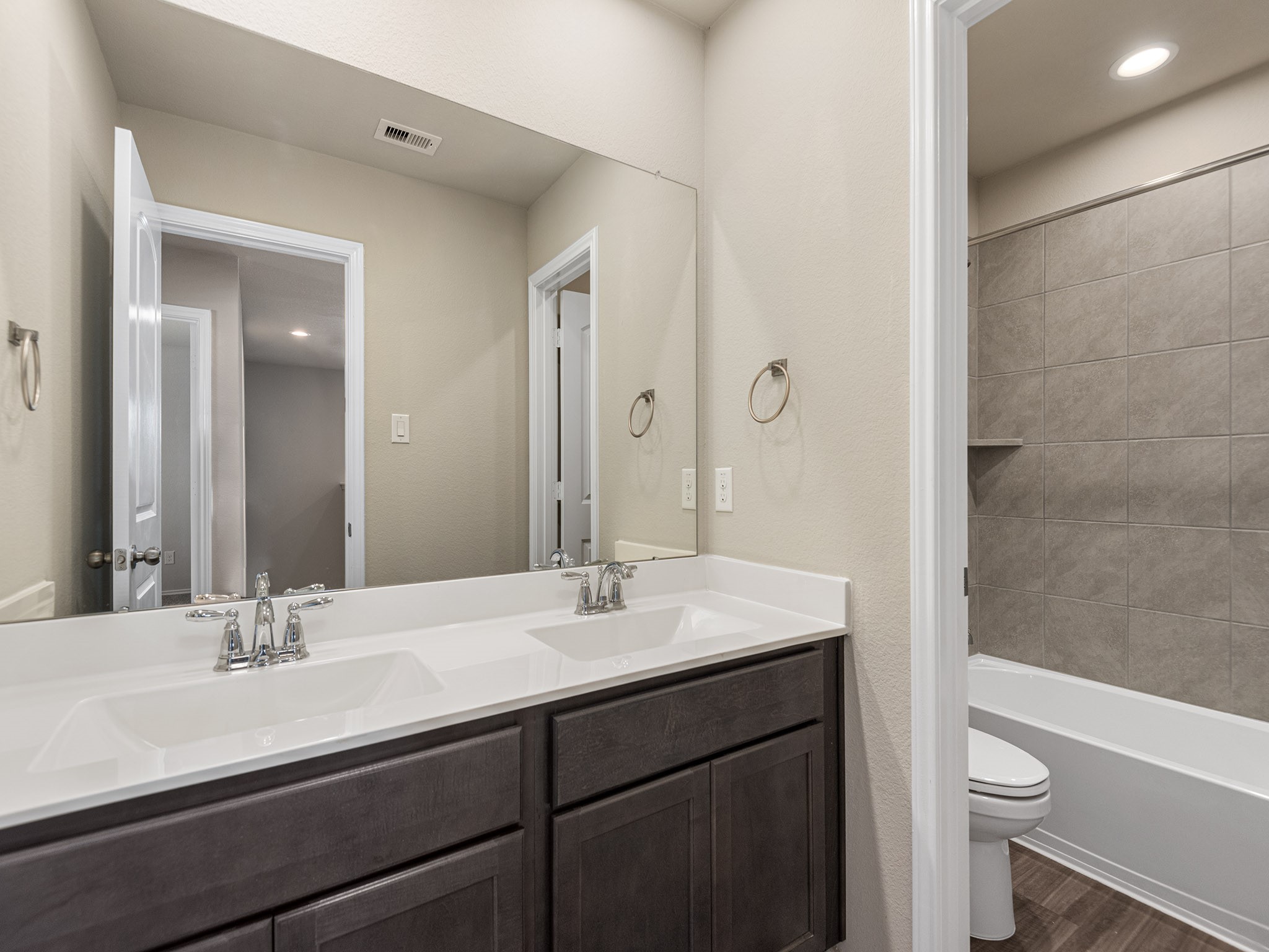 9278 Inland Leather Lane Conroe, TX 77385 - Photo 26 of 35 Guest bath