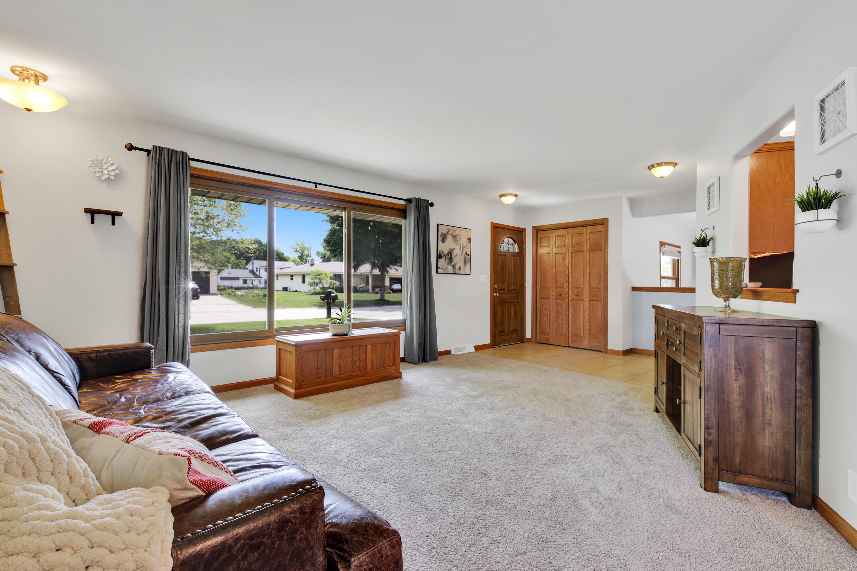 7527 South 73rd Street Franklin, WI 53132 - Photo 5 of 30 Living Room