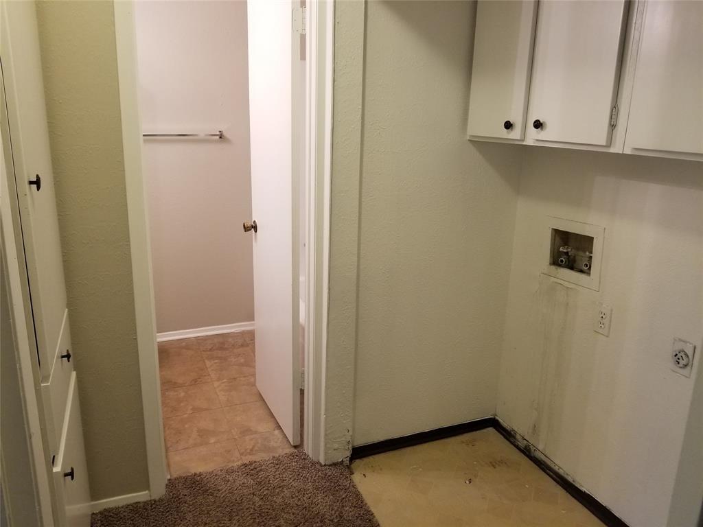 5301 Indio Circle Austin, TX 78745 - Photo 14 of 16 an empty room with cabinet