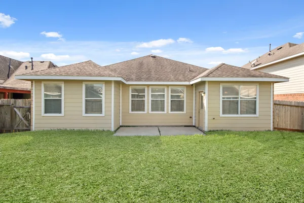 a view of front of a house with a yard