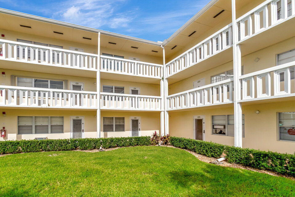150 Dorset D, Unit 150 Boca Raton, FL 33434 - Photo 4 of 82 front view of a building