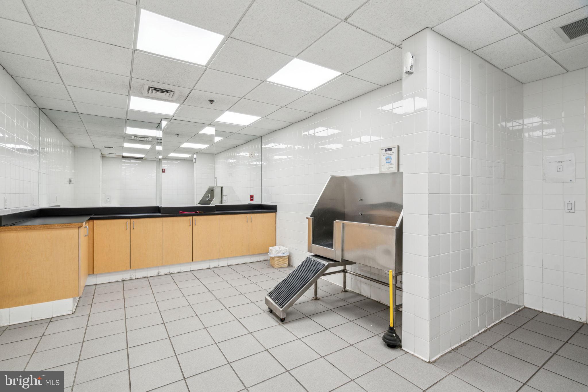 1425 Locust Street, Unit 5F Philadelphia, PA 19102 - Photo 27 of 40 Pet Spa