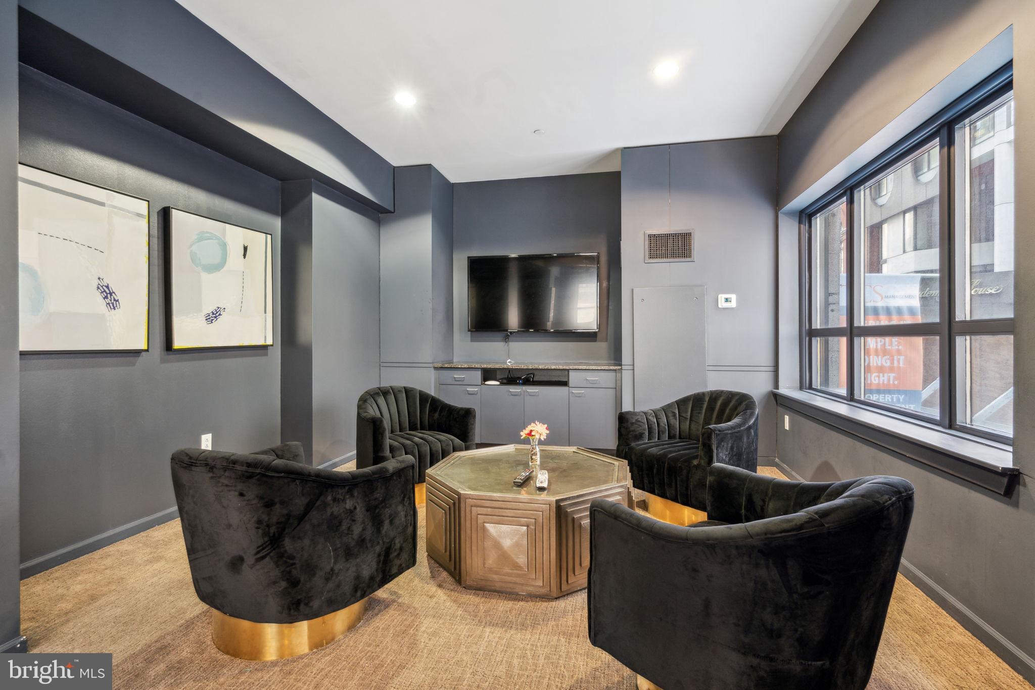 1425 Locust Street, Unit 5F Philadelphia, PA 19102 - Photo 33 of 40 Lounge