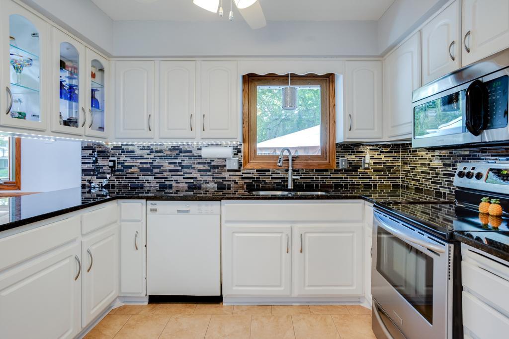 9517 Brunswick Circle Bloomington, MN 55438 - Photo 3 of 33