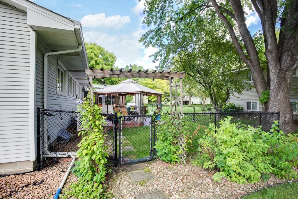 9517 Brunswick Circle Bloomington, MN 55438 - Photo 31 of 33