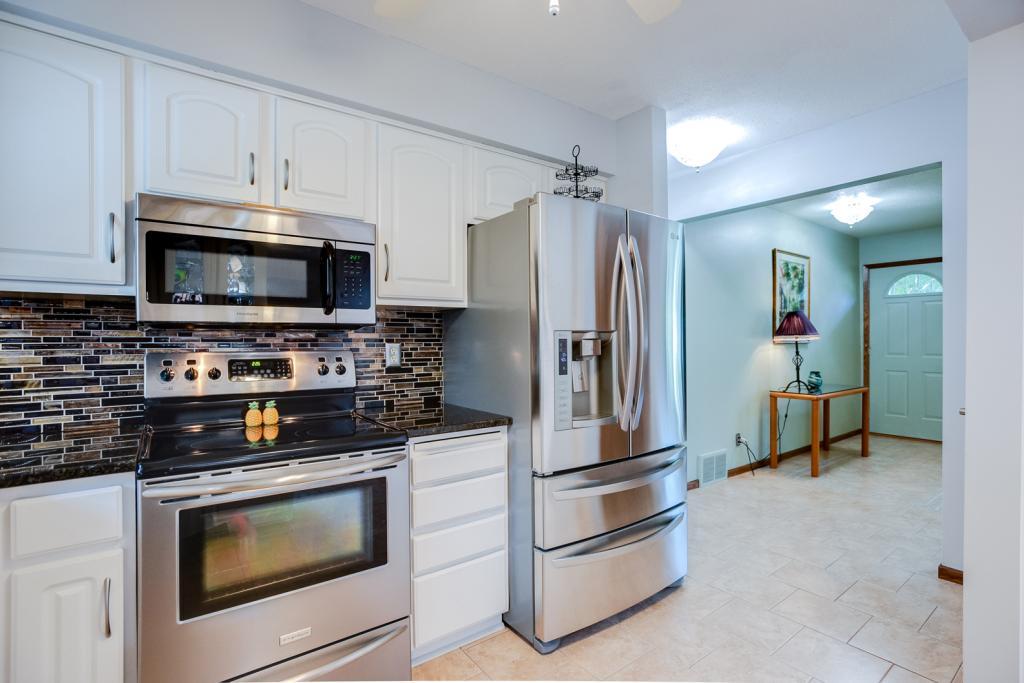 9517 Brunswick Circle Bloomington, MN 55438 - Photo 5 of 33