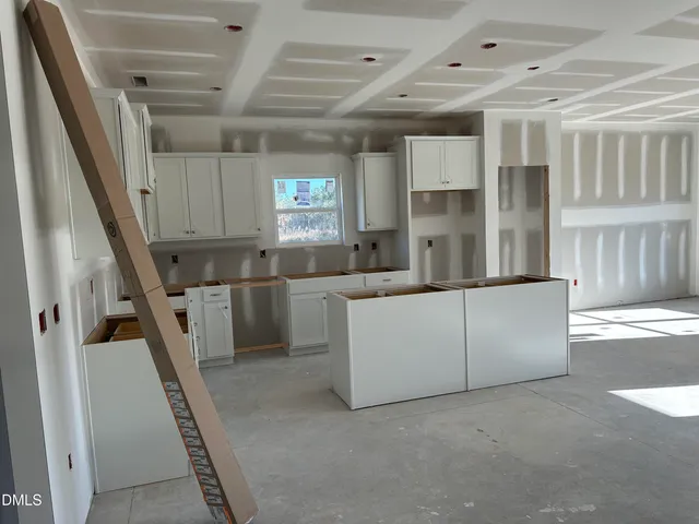 a view of entryway and kitchen