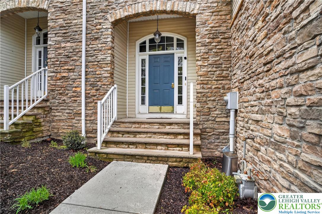 560 Quaker Ridge Terrace Easton, PA 18042 - Photo 3 of 40 Come on in