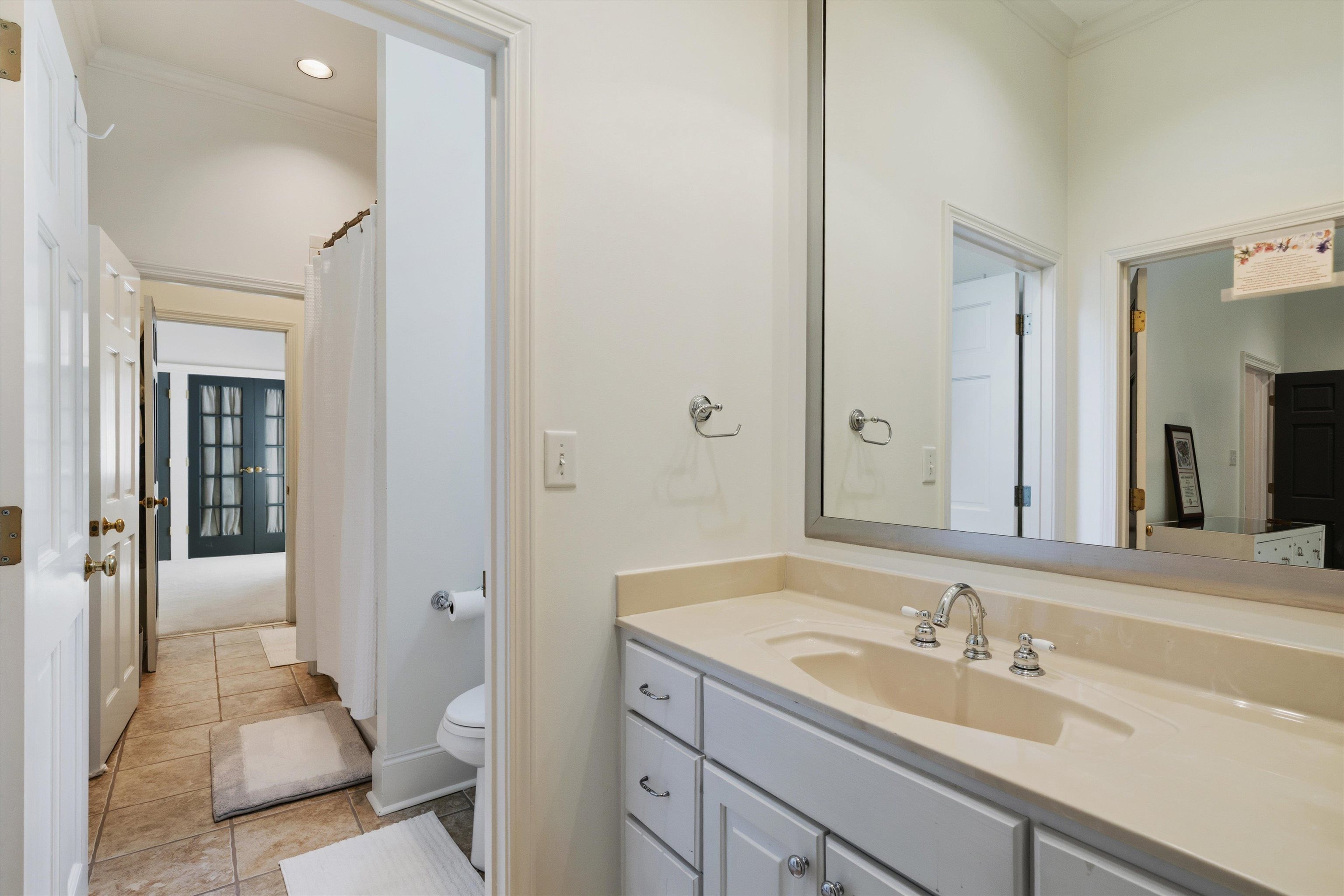 4710 Gwynne Road Memphis, TN 38117 - Photo 28 of 40 a en suite bathroom with a sink and a mirror
