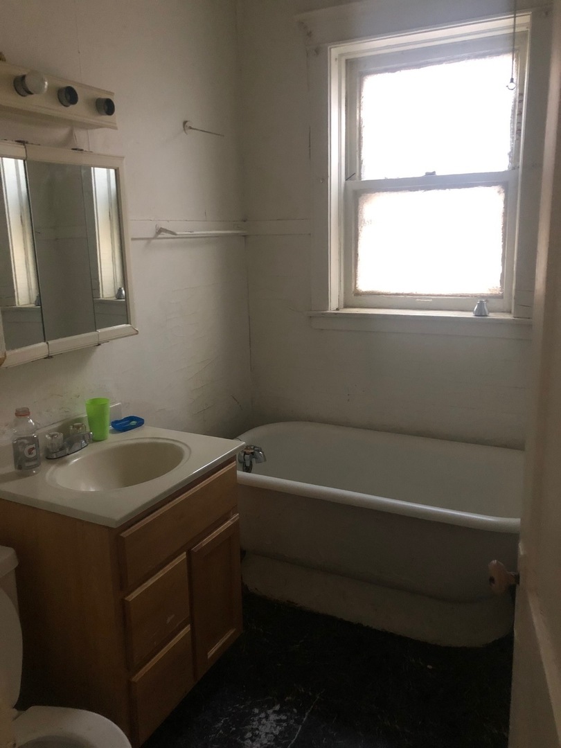 708 West 61st Place Chicago, IL 60621 - Photo 4 of 12