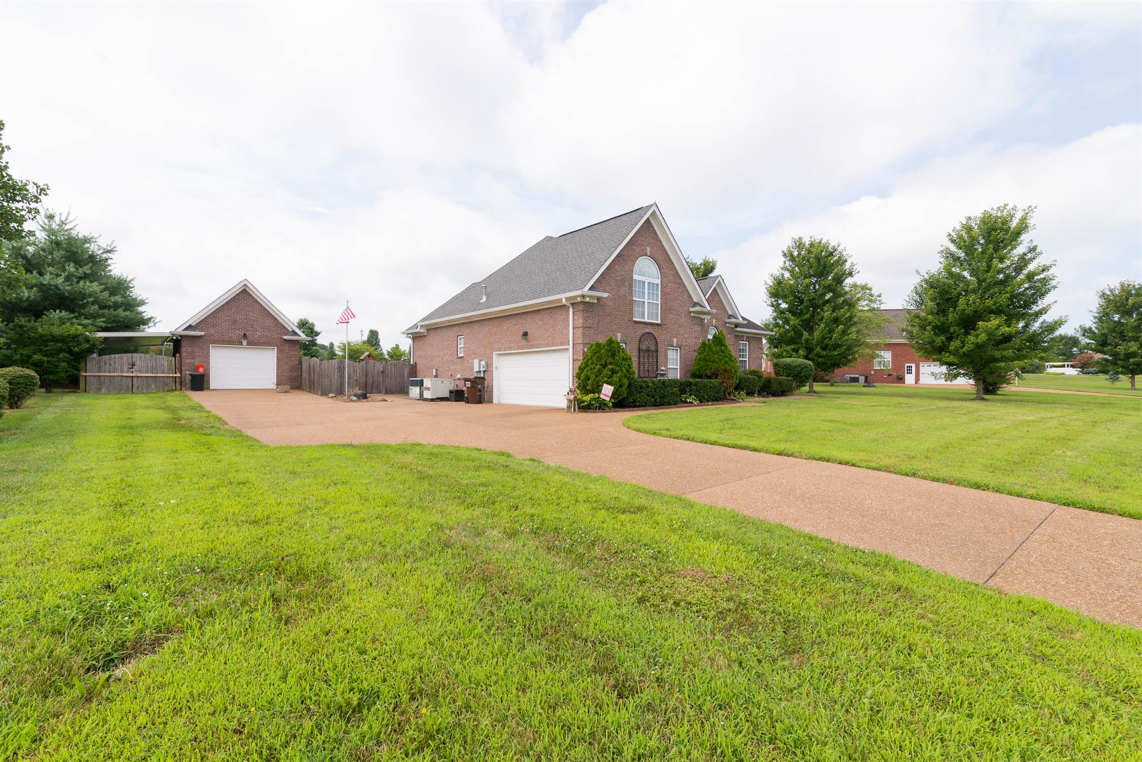 619 Lee Road Lebanon, TN 37087 - Photo 2 of 19 a front view of a house with garden