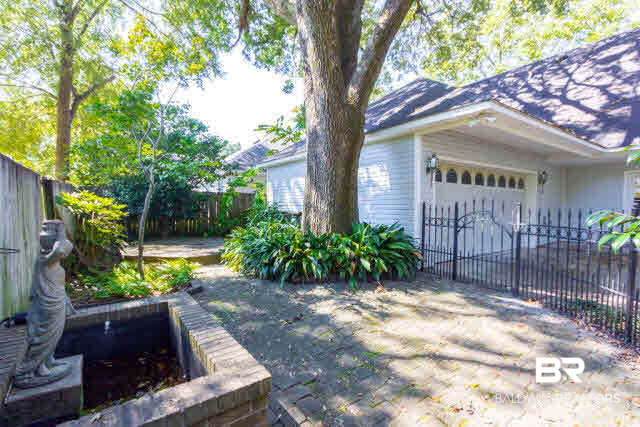 809 Henckley Avenue Mobile, AL 36609 - Photo 34 of 39 With Fountain