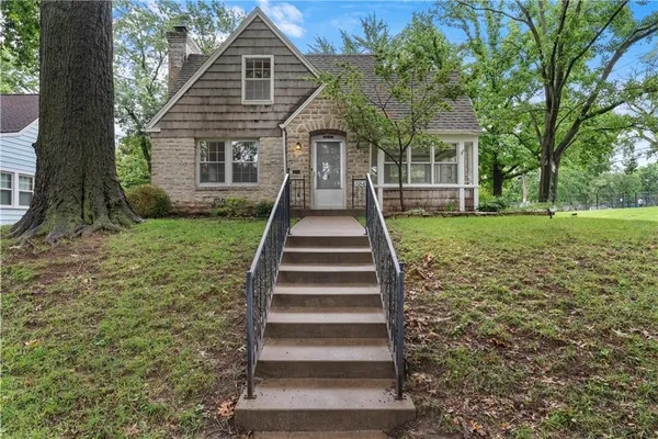 $469,900 | 6849 Oak Terrace, Kansas City, MO 64113