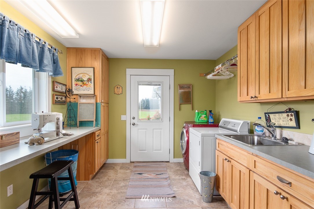 7351 Thiel Road Lynden, WA 98264 - Photo 22 of 33 a kitchen with a sink stove and cabinets