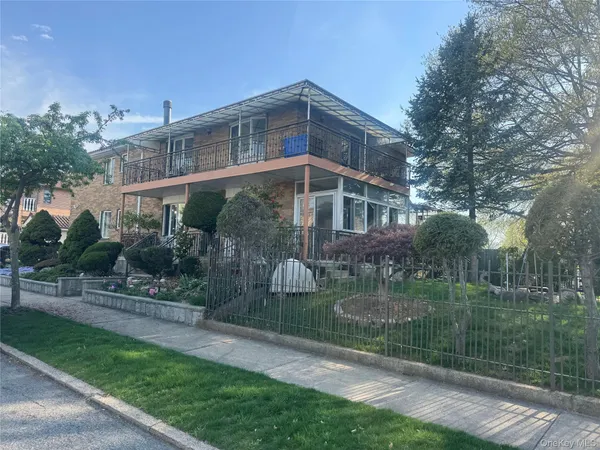 $1,928,000 | 188-20 50th Avenue | Auburndale