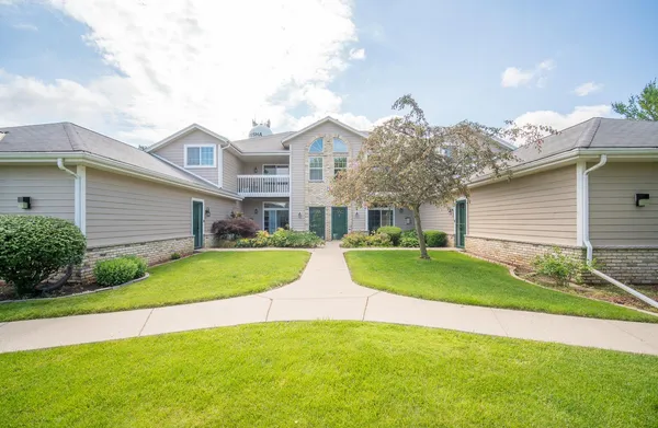 $307,000 | 1046 River Pl Boulevard, Unit 8, Waukesha, WI 53189
