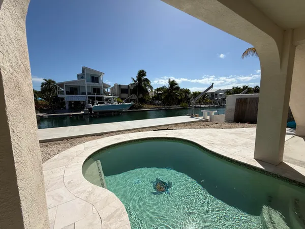 $2,295,000 | 937 Gulf Drive, Summerland Key, FL 33042