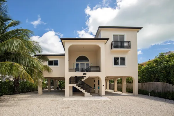 $2,295,000 | 937 Gulf Drive, Summerland Key, FL 33042