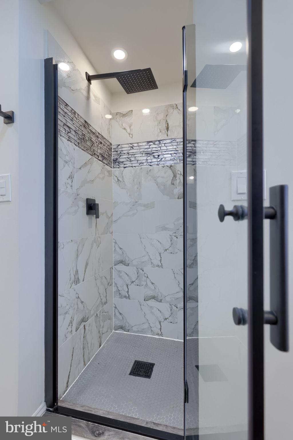 106 Warren Way Lancaster, PA 17601 - Photo 19 of 32 a bathroom with a shower