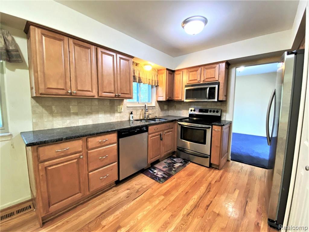 20230 Rippling Lane Northville, MI 48167 - Photo 5 of 32