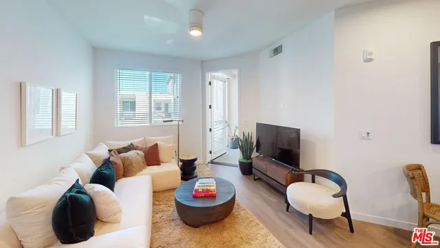 $3,721 | 11950 Erwin Street, Unit B491, North Hollywood, CA 91606