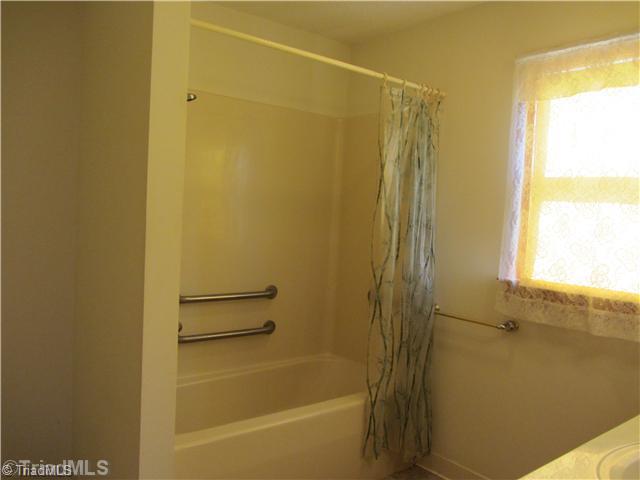 390 Duggins Road Stoneville, NC 27048 - Photo 10 of 13 Bath.