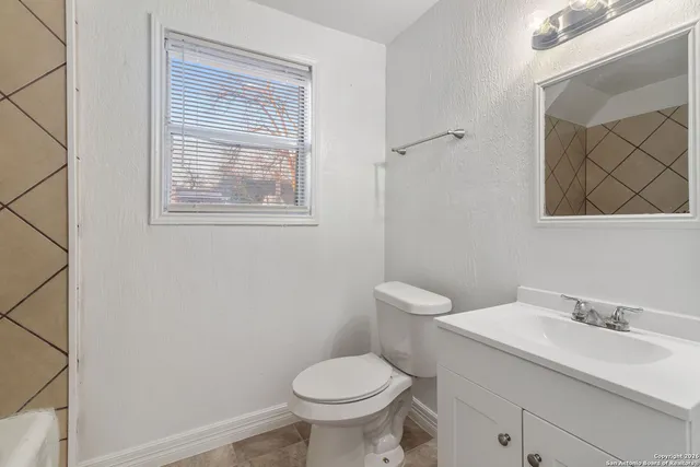 $975 | 1630 West Rosewood Avenue, Unit B, San Antonio, TX 78201